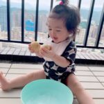 Esther Yang Instagram - 孩子天生愛玩水 水的敏感期一路到12歲 水的工作可以很生活、很有趣、很多元 下次孩子說想玩水，就讓他吧～ ☺️ #playislearning #montessorriathome