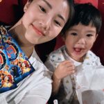 Esther Yang Instagram - 暖仔第一次進電影院看戲， 就獻給汪汪隊了！ 人生第一次吃爆米花， 拿得非常自然順手～ 訓練有素的小子， 感覺緊張的部分就轉頭不看。 說來荒謬， 兩位媽媽竟然看到噴！淚！ 真的「只有勇敢的狗狗」， 一不小心就被圈粉… 結束後一路咖啡、蔦屋、關東煮， 兩位男孩嘰哩呱啦！不停的欸！ 4歲的電影成年禮， 期待未來媽咪還能和你有數不清個movie date. #汪汪隊立大功：超級大電影 @paramounttwn