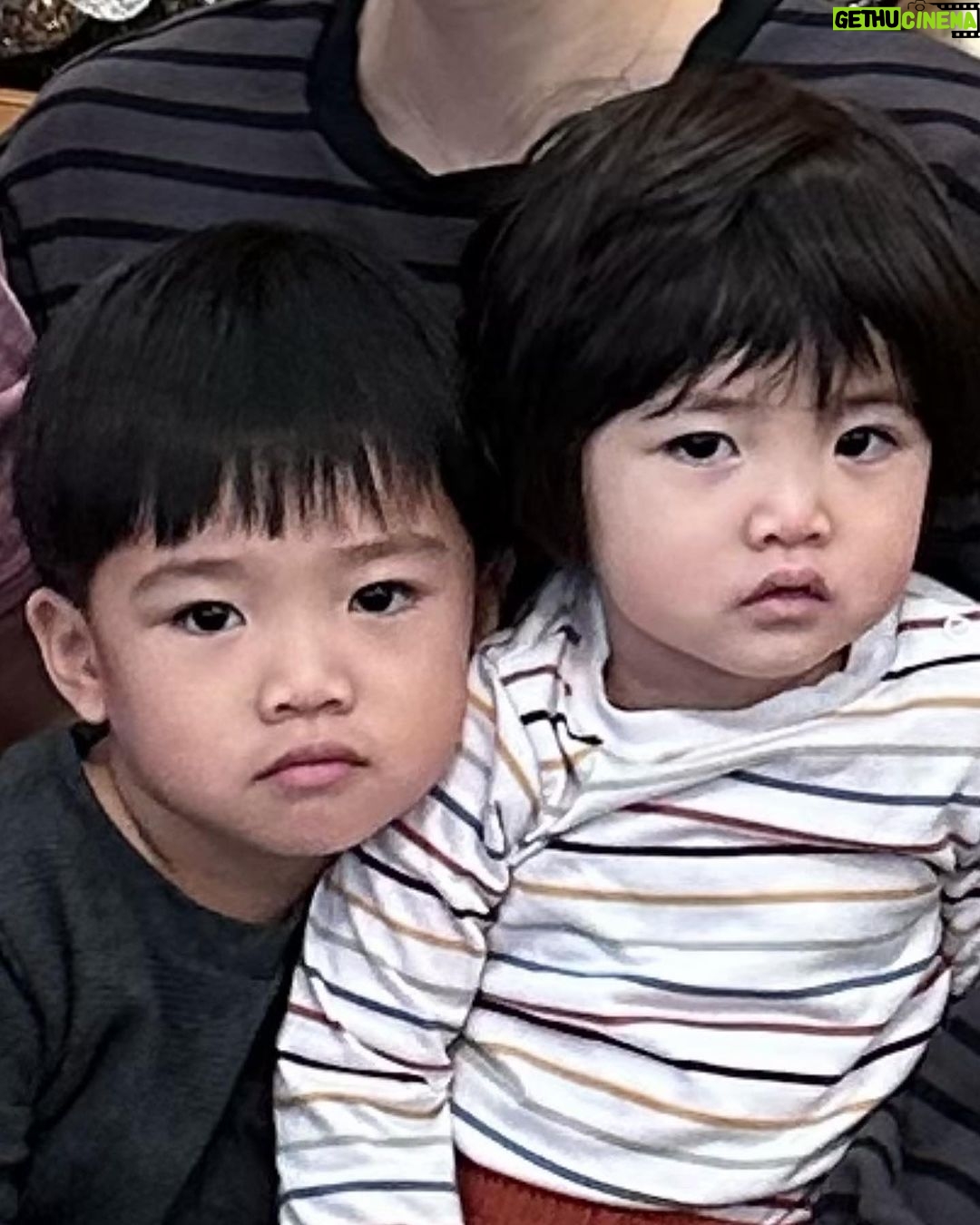 Esther Yang - 2.5K Likes - 社群更新滯怠了一陣子
現實生活卻馬不停蹄
經歷了密集的飛行和旅遊
及瘋狂地一個月內完成跨國搬家
即使手機紀錄了滿滿的精彩
感覺當下沒辦法沈澱下來
整理成滿意的輸出
就過了分享的興頭
原來10年 不過是颼的一下
聽起來很漫長
真正走過了也不覺震撼
都是好日子
一段段被保護 管教 引領 開啟的好日子
回放起來
美得悅耳動聽
謝謝所有刻在心上的名字 (請自行對號入座)
懷裡的兩個寶貝孩子
和親愛的神隊友
因為你們 我得以成為我自己
感謝耶穌的憐憫
聖誕本是為了歡慶祢
願祢悅納我生命的祭
繼續讚美不停!
祝每位Merry Christmas!
美國時間 平安夜裡真平安 🤍
/圖為主日想拍張全家福
結果栽在白人大媽手裡
好好的一個佈景
要樹沒樹 要火爐沒火爐
只有人 很多人這樣
早知道就該跟其他人一樣找攝影師去公園拍的 🤪
#妹仔dontgivea
