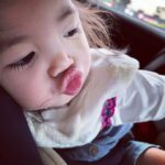 Esther Yang Instagram - 親愛的小批吶🥜 我的魔幻小仙子🧚 媽媽好愛妳啊～～～～🤩 小姑娘怎麼一溜煙變兩歲的呢？ 每天把爸爸臉上的眼鏡抓掉 咯咯笑 也會安慰哭哭的哥哥說：好了好了～ 心情好就撩媽媽說：我愛妳！xN 各種淘氣 迷人 可愛 兩個沽溜估溜的眼睛 媽媽永遠猜不透 願神的真理從小深深地扎根在妳心裡 使妳靈柔軟地伏於聖靈 長出不被世界撼動的堅韌 一輩子討神喜悅 兩歲生日快樂 小寶貝！ #兩歲像三歲 #吃貨的打開方式 #就是吃