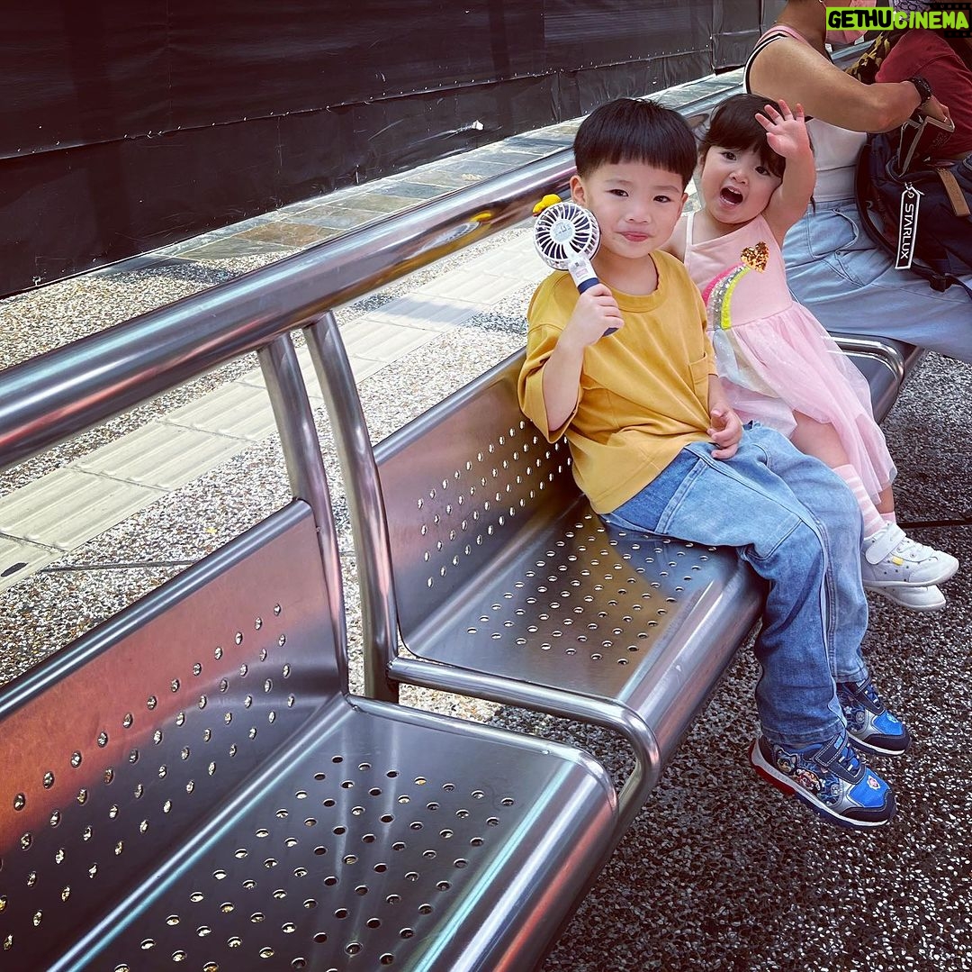 Esther Yang - 1.5K Likes - 親愛的小批吶🥜
我的魔幻小仙子🧚
媽媽好愛妳啊~~~~🤩
小姑娘怎麼一溜煙變兩歲的呢?
每天把爸爸臉上的眼鏡抓掉 咯咯笑
也會安慰哭哭的哥哥說:好了好了~
心情好就撩媽媽說:我愛妳!xN
各種淘氣 迷人 可愛
兩個沽溜估溜的眼睛
媽媽永遠猜不透
願神的真理從小深深地扎根在妳心裡
使妳靈柔軟地伏於聖靈
長出不被世界撼動的堅韌
一輩子討神喜悅
兩歲生日快樂 小寶貝!
#兩歲像三歲
#吃貨的打開方式
#就是吃