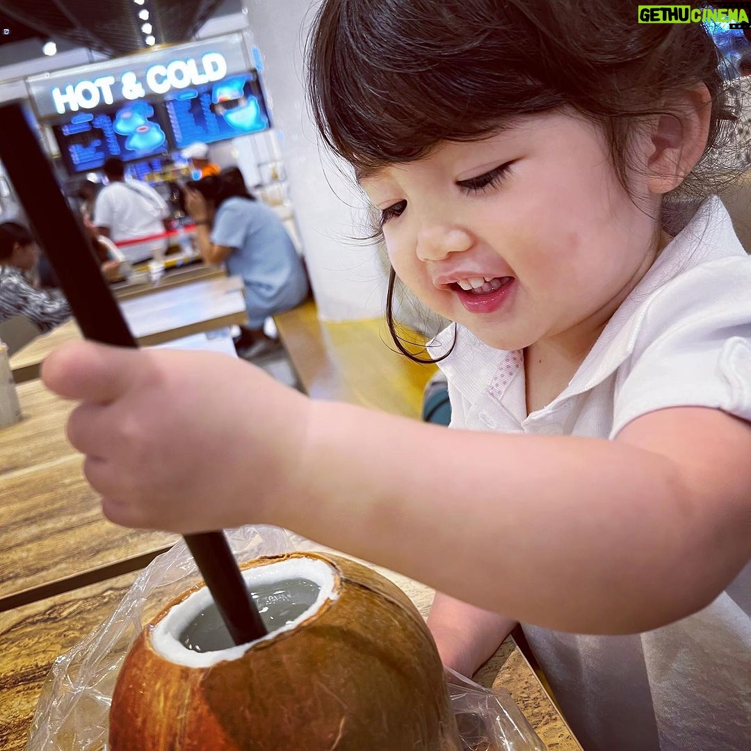 Esther Yang - 1.5K Likes - 親愛的小批吶🥜
我的魔幻小仙子🧚
媽媽好愛妳啊~~~~🤩
小姑娘怎麼一溜煙變兩歲的呢?
每天把爸爸臉上的眼鏡抓掉 咯咯笑
也會安慰哭哭的哥哥說:好了好了~
心情好就撩媽媽說:我愛妳!xN
各種淘氣 迷人 可愛
兩個沽溜估溜的眼睛
媽媽永遠猜不透
願神的真理從小深深地扎根在妳心裡
使妳靈柔軟地伏於聖靈
長出不被世界撼動的堅韌
一輩子討神喜悅
兩歲生日快樂 小寶貝!
#兩歲像三歲
#吃貨的打開方式
#就是吃