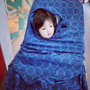 Esther Yang Instagram - 親愛的小批吶🥜
我的魔幻小仙子🧚
媽媽好愛妳啊～～～～🤩

小姑娘怎麼一溜煙變兩歲的呢？

每天把爸爸臉上的眼鏡抓掉 咯咯笑
也會安慰哭哭的哥哥說：好了好了～
心情好就撩媽媽說：我愛妳！xN 

各種淘氣 迷人 可愛
兩個沽溜估溜的眼睛 
媽媽永遠猜不透

願神的真理從小深深地扎根在妳心裡 
使妳靈柔軟地伏於聖靈
長出不被世界撼動的堅韌 
一輩子討神喜悅

兩歲生日快樂 小寶貝！

#兩歲像三歲
#吃貨的打開方式
#就是吃