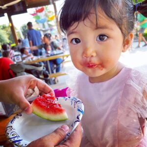 Esther Yang Instagram - 親愛的小批吶🥜
我的魔幻小仙子🧚
媽媽好愛妳啊～～～～🤩

小姑娘怎麼一溜煙變兩歲的呢？

每天把爸爸臉上的眼鏡抓掉 咯咯笑
也會安慰哭哭的哥哥說：好了好了～
心情好就撩媽媽說：我愛妳！xN 

各種淘氣 迷人 可愛
兩個沽溜估溜的眼睛 
媽媽永遠猜不透

願神的真理從小深深地扎根在妳心裡 
使妳靈柔軟地伏於聖靈
長出不被世界撼動的堅韌 
一輩子討神喜悅

兩歲生日快樂 小寶貝！

#兩歲像三歲
#吃貨的打開方式
#就是吃