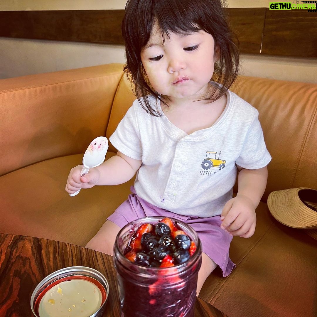 Esther Yang - 1.5K Likes - 親愛的小批吶🥜
我的魔幻小仙子🧚
媽媽好愛妳啊~~~~🤩
小姑娘怎麼一溜煙變兩歲的呢?
每天把爸爸臉上的眼鏡抓掉 咯咯笑
也會安慰哭哭的哥哥說:好了好了~
心情好就撩媽媽說:我愛妳!xN
各種淘氣 迷人 可愛
兩個沽溜估溜的眼睛
媽媽永遠猜不透
願神的真理從小深深地扎根在妳心裡
使妳靈柔軟地伏於聖靈
長出不被世界撼動的堅韌
一輩子討神喜悅
兩歲生日快樂 小寶貝!
#兩歲像三歲
#吃貨的打開方式
#就是吃