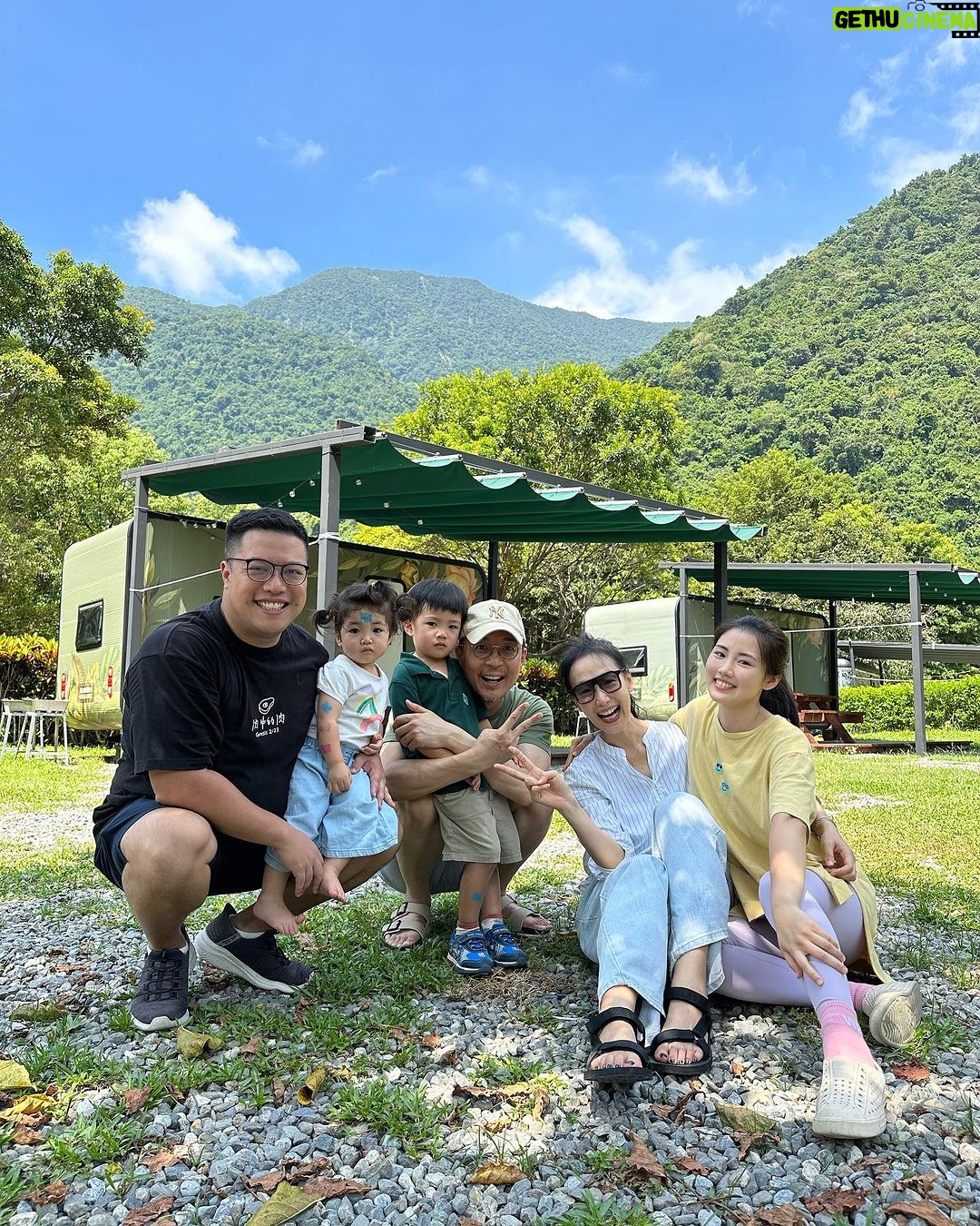 Esther Yang - 1.6K Likes - 令人身心𣈱快的友情👫👭👬
a. 永遠open mind open heart
b. 當你說話時,聆聽。
c. 當你需要指正時,誠實給予。
d. 當你給出建議時,坦然接受。
最重要的是,
永無止盡的幽默感令人歡樂無比。
啊!差不多像極了愛情❤️❤️❤️