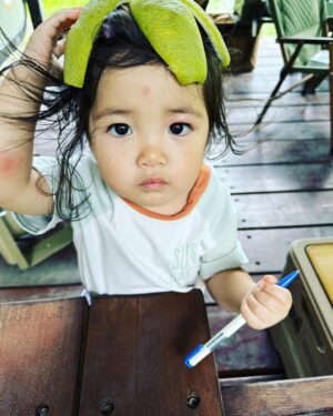Esther Yang Instagram - 令人身心𣈱快的友情👫👭👬
a. 永遠open mind open heart 
b. 當你說話時，聆聽。
c. 當你需要指正時，誠實給予。
d. 當你給出建議時，坦然接受。
最重要的是，
永無止盡的幽默感令人歡樂無比。

啊！差不多像極了愛情❤️❤️❤️