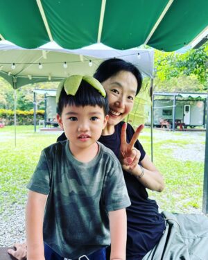 Esther Yang Instagram - 令人身心𣈱快的友情👫👭👬
a. 永遠open mind open heart 
b. 當你說話時，聆聽。
c. 當你需要指正時，誠實給予。
d. 當你給出建議時，坦然接受。
最重要的是，
永無止盡的幽默感令人歡樂無比。

啊！差不多像極了愛情❤️❤️❤️
