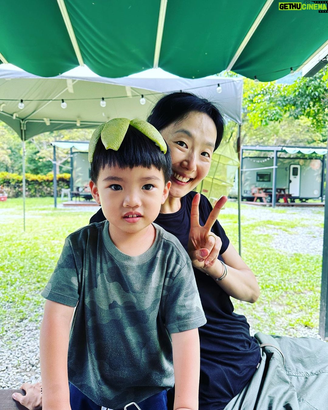Esther Yang - 1.6K Likes - 令人身心𣈱快的友情👫👭👬
a. 永遠open mind open heart
b. 當你說話時,聆聽。
c. 當你需要指正時,誠實給予。
d. 當你給出建議時,坦然接受。
最重要的是,
永無止盡的幽默感令人歡樂無比。
啊!差不多像極了愛情❤️❤️❤️
