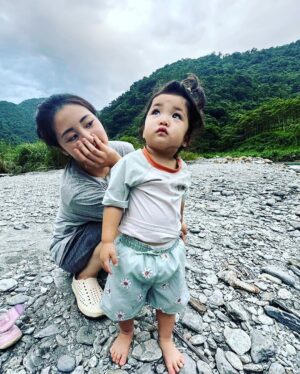 Esther Yang Instagram - 令人身心𣈱快的友情👫👭👬
a. 永遠open mind open heart 
b. 當你說話時，聆聽。
c. 當你需要指正時，誠實給予。
d. 當你給出建議時，坦然接受。
最重要的是，
永無止盡的幽默感令人歡樂無比。

啊！差不多像極了愛情❤️❤️❤️