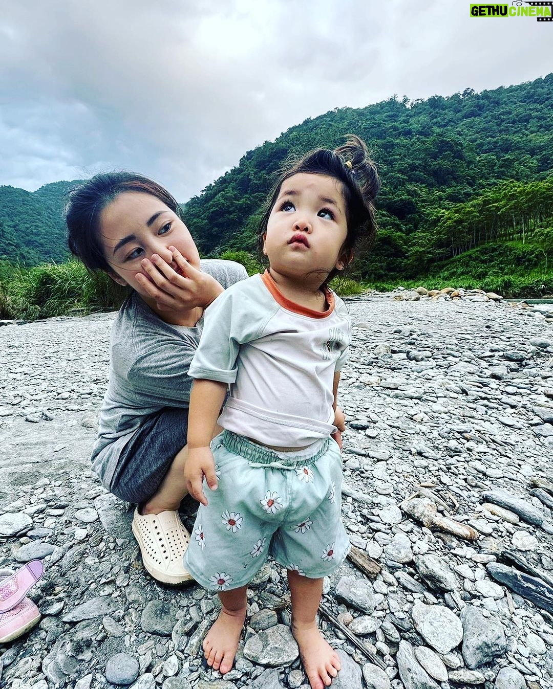 Esther Yang - 1.6K Likes - 令人身心𣈱快的友情👫👭👬
a. 永遠open mind open heart
b. 當你說話時,聆聽。
c. 當你需要指正時,誠實給予。
d. 當你給出建議時,坦然接受。
最重要的是,
永無止盡的幽默感令人歡樂無比。
啊!差不多像極了愛情❤️❤️❤️