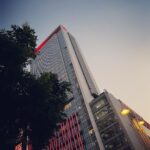Esther Yang Instagram - #我的天堂城市 我們背負的傷 會從我們育兒的方式顯露出來 我們總想給孩子我們不曾有的 在各種現代心理學教養中失去方向 過猶不及 一個個病名彷彿是解藥 沒有人要與父親和好 直到先生牽起妻子的手 堵住破口 世代間的關係 得以改變 明明不是母親 卻演出那麼活生生的母性 截至今日 最好的蔓 沒有之一 太精闢 @weiman_the_real_one #最佳女主角