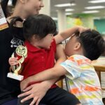 Esther Yang Instagram - 這個暑假參加了地方圖書館辦的讀故事書活動 每完成5本書就有個小鼓勵 趁著最後一天來把所有獎品都換了 本人的努力沒白費 兩位小朋友都領了20本書的獎盃 🏆😂 #謝謝媽媽 #沒事多看書 #alltogethernow