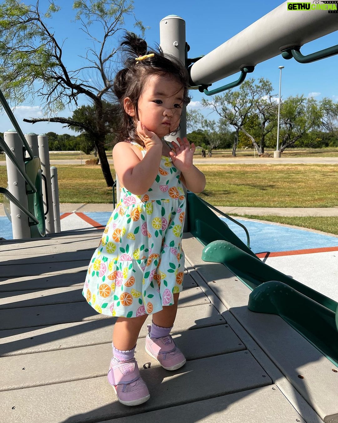 Esther Yang - 1.4K Likes - 養孩子會收獲好多愛….
那天讀了一本書給暖聽,結束他突然說…
👦🏻:媽媽我愛你 to the sun, to the moon, to the tree, to the stars, to the sky, to the cloud, to everywhere in the house.
還有天早上幫悅泡奶,她躺在床上,對著廚房的我大聲喊…
👧🏻:I love you mama.
(不知道是不是因為在美國,告白都變英文的。🤷🏻♀️)
#媽媽謝謝你們的愛