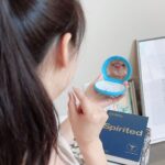 Esther Yang Instagram - 我的牙齒天生長得蠻整齊的～ 從小一件令我很得意的事就是：我不用戴牙套！ 怎知年過30，生了兩個孩子， 某天認真照個鏡子， 才發現牙齒竟然『歪』起來了！ 登愣！！！我也有這天！！ 於是終究還是踏上了牙齒矯正的旅程..... 隱形牙套在台灣發展的已經很成熟了， 我會選擇Zenyum主要還是因為他們的商業模式非常吸引人， 不僅牙套美觀，還是市面上唯一能做到均一收費的牙套品牌， 完全是切中現代人人醫美，笑容也要完美的追求， 價格合理，輕矯正7萬2、全口矯正12萬， 信用卡或無卡3/6/12期分期沒問題。 對忙到不行的媽媽來說， 有免費的線上初步評估， 開始療程後可以使用App自己在家裡追蹤進度， 什麼時候拿下來、什麼時候戴上，都有App幫你記錄， 不用不斷回診，卻可以掌握每個矯正的進程， 真的超～～～～方便！！ Zenyum配合的醫師每個都有經國家考核認證， 會親自為每個患者製作專屬的治療計劃， 我個人就非常喜歡我配合的醫師， 人美又專業， 根據我的訴求最終定了30副牙套給我，極致完美！🤣 最重要的是，這一整個過程都有3D牙齒模擬影片， 每套轉變的細節，週週在你眼前呈現～～ 像我時不時就會開App看一下自己牙齒細微的改變， 就又有動力戴下去啦！！💪🏻 其實Zenyum在3年前剛進台灣的時候， 愛美的暖爸就去做了， 完美的笑容雖然也是可以等，但是早戴就早享受啊！ 要整就趕緊的， 別等到別人整完美美笑容後才說「當時應該早點戴的啊...」～ 現在使用“專屬連結”填寫免費評估，可獲得隱形牙套療程折扣！ ZenyumClear 輕矯正定價7萬2，折7,000元 ZenyumPlus 全口矯正定價12萬，折17,000元 專屬連結：https://bit.ly/3NamoWm @zenyum.tw #ZenyumTW #Zenyum #SmileMore #綻雅台灣