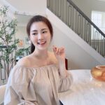 Esther Yang Instagram - 我的牙齒天生長得蠻整齊的～ 從小一件令我很得意的事就是：我不用戴牙套！ 怎知年過30，生了兩個孩子， 某天認真照個鏡子， 才發現牙齒竟然『歪』起來了！ 登愣！！！我也有這天！！ 於是終究還是踏上了牙齒矯正的旅程..... 隱形牙套在台灣發展的已經很成熟了， 我會選擇Zenyum主要還是因為他們的商業模式非常吸引人， 不僅牙套美觀，還是市面上唯一能做到均一收費的牙套品牌， 完全是切中現代人人醫美，笑容也要完美的追求， 價格合理，輕矯正7萬2、全口矯正12萬， 信用卡或無卡3/6/12期分期沒問題。 對忙到不行的媽媽來說， 有免費的線上初步評估， 開始療程後可以使用App自己在家裡追蹤進度， 什麼時候拿下來、什麼時候戴上，都有App幫你記錄， 不用不斷回診，卻可以掌握每個矯正的進程， 真的超～～～～方便！！ Zenyum配合的醫師每個都有經國家考核認證， 會親自為每個患者製作專屬的治療計劃， 我個人就非常喜歡我配合的醫師， 人美又專業， 根據我的訴求最終定了30副牙套給我，極致完美！🤣 最重要的是，這一整個過程都有3D牙齒模擬影片， 每套轉變的細節，週週在你眼前呈現～～ 像我時不時就會開App看一下自己牙齒細微的改變， 就又有動力戴下去啦！！💪🏻 其實Zenyum在3年前剛進台灣的時候， 愛美的暖爸就去做了， 完美的笑容雖然也是可以等，但是早戴就早享受啊！ 要整就趕緊的， 別等到別人整完美美笑容後才說「當時應該早點戴的啊...」～ 現在使用“專屬連結”填寫免費評估，可獲得隱形牙套療程折扣！ ZenyumClear 輕矯正定價7萬2，折7,000元 ZenyumPlus 全口矯正定價12萬，折17,000元 專屬連結：https://bit.ly/3NamoWm @zenyum.tw #ZenyumTW #Zenyum #SmileMore #綻雅台灣