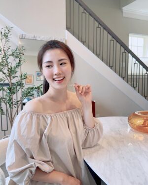 Esther Yang Instagram - 我的牙齒天生長得蠻整齊的～
從小一件令我很得意的事就是：我不用戴牙套！
怎知年過30，生了兩個孩子， 
某天認真照個鏡子，
才發現牙齒竟然『歪』起來了！

登愣！！！我也有這天！！

於是終究還是踏上了牙齒矯正的旅程.....

隱形牙套在台灣發展的已經很成熟了，
我會選擇Zenyum主要還是因為他們的商業模式非常吸引人，
不僅牙套美觀，還是市面上唯一能做到均一收費的牙套品牌，
完全是切中現代人人醫美，笑容也要完美的追求，
價格合理，輕矯正7萬2、全口矯正12萬，
信用卡或無卡3/6/12期分期沒問題。

對忙到不行的媽媽來說，
有免費的線上初步評估，
開始療程後可以使用App自己在家裡追蹤進度，
什麼時候拿下來、什麼時候戴上，都有App幫你記錄，
不用不斷回診，卻可以掌握每個矯正的進程，
真的超～～～～方便！！

Zenyum配合的醫師每個都有經國家考核認證，
會親自為每個患者製作專屬的治療計劃，
我個人就非常喜歡我配合的醫師，
人美又專業，
根據我的訴求最終定了30副牙套給我，極致完美！🤣
最重要的是，這一整個過程都有3D牙齒模擬影片，
每套轉變的細節，週週在你眼前呈現～～
像我時不時就會開App看一下自己牙齒細微的改變，
就又有動力戴下去啦！！💪🏻

其實Zenyum在3年前剛進台灣的時候，
愛美的暖爸就去做了，
完美的笑容雖然也是可以等，但是早戴就早享受啊！
要整就趕緊的，
別等到別人整完美美笑容後才說「當時應該早點戴的啊...」～

現在使用“專屬連結”填寫免費評估，可獲得隱形牙套療程折扣！
ZenyumClear 輕矯正定價7萬2，折7,000元
ZenyumPlus 全口矯正定價12萬，折17,000元 

專屬連結：https://bit.ly/3NamoWm 

@zenyum.tw

#ZenyumTW #Zenyum #SmileMore #綻雅台灣