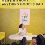 Esther Yang Instagram - 為大家示範一下華麗的推車轉身 . 德州的太陽真的會灼人 那天忘記擦防曬 當晚鼻頭脫皮 . 每週一次的冰淇淋 幫助母親退火 孩紙開心 . 暑假漫漫 轉眼中暑之旅已過一半 努力朝（婚姻70+育兒30 ）邁進 . 大家暑假都在幹嘛？ 別光帶孩子忘了與另一半的愛情啊～ #讀了聖經的教養智慧有感