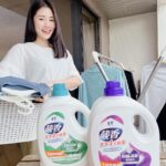 Esther Yang Instagram - 阿暖開始上學後就是各種更新病毒碼， 媽媽除了可以叮嚀他勤洗手外， 完全阻止不了他平時把衣服當抹布啊～～～～ 流鼻涕時把衣領拉起來擦， 手弄髒了隨手抹在衣服上， 更不要說吃喝東西嘴巴漏洞， 洗小男生的衣服根本就是惡夢一場！！ 一直唸唸唸媽媽也會累， 乾脆選擇能讓自己省力也增加孩子保護力的洗衣用品！ #毛寶葳香 能 #洗淨四大病毒， 衣物、寢具、毛巾、沙發、絨毛玩具都適用！ 最近流感、腸病毒、冠狀病毒蠻嚴重的， 天天清潔使用，病毒與細菌都可以一網打盡～ 全系列也都經過台灣知名大學研究中心及第三方公正單位檢驗， 99.99%洗淨4大病毒與3-5種壞菌， 無添加有害物質，使用起來絕對安心！ 在這病毒滿天飛的世代，媽媽更是看重自身與居家清潔， 葳香新推出的【洗衣三步驟】洗衣精→抗菌素→衣物抗菌水 強化洗淨病毒、達到48小時長效制菌、去味、去污， 這點非常深得媽媽的心，#洗衣加1蓋病毒壞菌掰！ #葳香洗淨病毒洗衣精 我自己喜歡防蟎極淨的澳洲天然植萃精油的味道， 但洗腦公的汗臭衣物就適合防霉淨味， 若你家裡也有不斷出汗、不斷換衣服的男子， 綠瓶的消臭抗菌就是你的最佳選擇！ #葳香洗淨病毒抗菌素 洗衣時先添加抗菌素可強化洗淨病毒與去污， 也適合使用在硬表面物品， 像是馬桶、浴缸、洗手台的清潔～ 其他布織品如地毯、抹布上的局部髒汙， 都可以用它來泡！ #葳香洗淨病毒衣物抗菌水 洗衣時在柔軟精槽添加，更可以幫衣服持續48小時抑菌與去味。 我本來想說衣服不是洗衣精洗過了嗎？ 為什麼還要加抗菌水？ 結果用了超有感～ 衣服洗後會有一種清新、舒爽的氣息， 病毒、細菌洗淨的安心感，真的感受得到！ 再來就是 #葳香清潔病毒抗菌水噴霧， 每天使用的手機、平板、包包比馬桶還多細菌， 回家都要用它噴擦過才行！ 「不恐慌、懂自保」是後疫情時代的生活態度， #毛寶葳香洗淨4大病毒 全系列產品提升媽媽戰鬥力、全家防禦力， 在毛寶兔宅配網和各大賣場都有販售唷！ 現在在各大通路買葳香系列單筆滿$199即可登錄抽機票， 而且不限登錄次數，登錄越多，中獎機率越高呀～ 活動時間：2023/5/1-7/31 獎項： 頭獎 > 抽國外雙人來回機票兌換卷，8/7抽出1名 好獎 > 毛寶葳香洗淨4大病毒系列商品組合(抗菌洗衣精2*瓶+衣物抗菌水 *2瓶+抗菌素*1瓶+抗菌水噴霧*1瓶)， 名額共30名(月月抽10名) @maobao2tw #毛寶葳香洗淨4大病毒 #洗衣加一蓋病毒壞菌掰 #99點9趴洗淨病毒與壞菌 #洗淨冠狀病毒229E #腸病毒71E #A與B型流感病毒H1N1