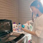 Esther Yang Instagram - 阿暖開始上學後就是各種更新病毒碼， 媽媽除了可以叮嚀他勤洗手外， 完全阻止不了他平時把衣服當抹布啊～～～～ 流鼻涕時把衣領拉起來擦， 手弄髒了隨手抹在衣服上， 更不要說吃喝東西嘴巴漏洞， 洗小男生的衣服根本就是惡夢一場！！ 一直唸唸唸媽媽也會累， 乾脆選擇能讓自己省力也增加孩子保護力的洗衣用品！ #毛寶葳香 能 #洗淨四大病毒， 衣物、寢具、毛巾、沙發、絨毛玩具都適用！ 最近流感、腸病毒、冠狀病毒蠻嚴重的， 天天清潔使用，病毒與細菌都可以一網打盡～ 全系列也都經過台灣知名大學研究中心及第三方公正單位檢驗， 99.99%洗淨4大病毒與3-5種壞菌， 無添加有害物質，使用起來絕對安心！ 在這病毒滿天飛的世代，媽媽更是看重自身與居家清潔， 葳香新推出的【洗衣三步驟】洗衣精→抗菌素→衣物抗菌水 強化洗淨病毒、達到48小時長效制菌、去味、去污， 這點非常深得媽媽的心，#洗衣加1蓋病毒壞菌掰！ #葳香洗淨病毒洗衣精 我自己喜歡防蟎極淨的澳洲天然植萃精油的味道， 但洗腦公的汗臭衣物就適合防霉淨味， 若你家裡也有不斷出汗、不斷換衣服的男子， 綠瓶的消臭抗菌就是你的最佳選擇！ #葳香洗淨病毒抗菌素 洗衣時先添加抗菌素可強化洗淨病毒與去污， 也適合使用在硬表面物品， 像是馬桶、浴缸、洗手台的清潔～ 其他布織品如地毯、抹布上的局部髒汙， 都可以用它來泡！ #葳香洗淨病毒衣物抗菌水 洗衣時在柔軟精槽添加，更可以幫衣服持續48小時抑菌與去味。 我本來想說衣服不是洗衣精洗過了嗎？ 為什麼還要加抗菌水？ 結果用了超有感～ 衣服洗後會有一種清新、舒爽的氣息， 病毒、細菌洗淨的安心感，真的感受得到！ 再來就是 #葳香清潔病毒抗菌水噴霧， 每天使用的手機、平板、包包比馬桶還多細菌， 回家都要用它噴擦過才行！ 「不恐慌、懂自保」是後疫情時代的生活態度， #毛寶葳香洗淨4大病毒 全系列產品提升媽媽戰鬥力、全家防禦力， 在毛寶兔宅配網和各大賣場都有販售唷！ 現在在各大通路買葳香系列單筆滿$199即可登錄抽機票， 而且不限登錄次數，登錄越多，中獎機率越高呀～ 活動時間：2023/5/1-7/31 獎項： 頭獎 > 抽國外雙人來回機票兌換卷，8/7抽出1名 好獎 > 毛寶葳香洗淨4大病毒系列商品組合(抗菌洗衣精2*瓶+衣物抗菌水 *2瓶+抗菌素*1瓶+抗菌水噴霧*1瓶)， 名額共30名(月月抽10名) @maobao2tw #毛寶葳香洗淨4大病毒 #洗衣加一蓋病毒壞菌掰 #99點9趴洗淨病毒與壞菌 #洗淨冠狀病毒229E #腸病毒71E #A與B型流感病毒H1N1