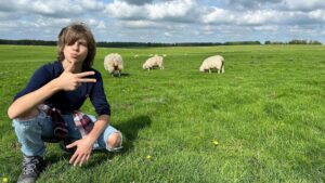 Ethan Thomas Jung Instagram - Stonehenge was WOW 😮 And loved the sheep 🐑 🐑 🐑 

#wow #amazing #travel #stonehenge #sheep #nofilter