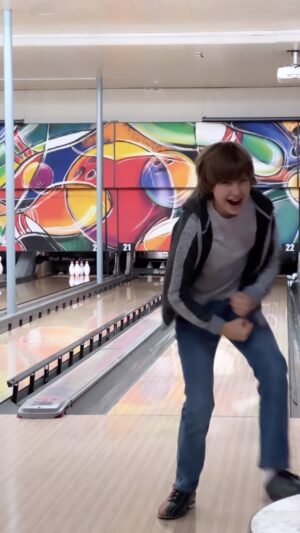 Ethan Thomas Jung Instagram - Strike and VR. Good way to spend a rainy day. 🌧️ 🎳 

#bowling #strike #vr #oculos #videogames #gamer #familyfun