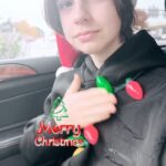 Ethan Thomas Jung Instagram - Am I doing this right? 🎄 #merrychristmas #asl #signlanguage