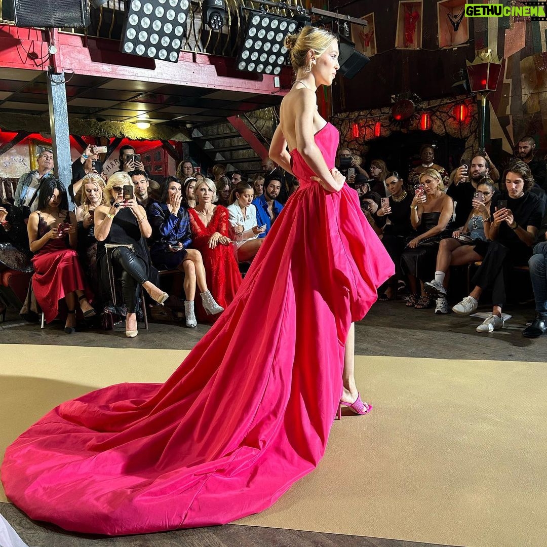 Fabienne Carat Instagram - #fashionweek un défilé haut en couleur 🖤❤️💛🤍 accompagnée de @carole_carat et retrouvailles… #robedesoiree #milleetunenuit #amitiés #rechercheappartementoumaison #simoncoleman #plusbellelavie #sectionderecherches #tendence #fashion #christopheguillarme #dress Dressed by @christopheguillarme @purepeople @bestimage_agency Le balajo