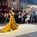 Fabienne Carat Instagram - #fashionweek un défilé haut en couleur 🖤❤️💛🤍 accompagnée de @carole_carat et retrouvailles… #robedesoiree #milleetunenuit #amitiés #rechercheappartementoumaison #simoncoleman #plusbellelavie #sectionderecherches #tendence #fashion #christopheguillarme #dress Dressed by @christopheguillarme @purepeople @bestimage_agency Le balajo