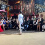 Fabienne Carat Instagram - #fashionweek un défilé haut en couleur 🖤❤️💛🤍 accompagnée de @carole_carat et retrouvailles… #robedesoiree #milleetunenuit #amitiés #rechercheappartementoumaison #simoncoleman #plusbellelavie #sectionderecherches #tendence #fashion #christopheguillarme #dress Dressed by @christopheguillarme @purepeople @bestimage_agency Le balajo