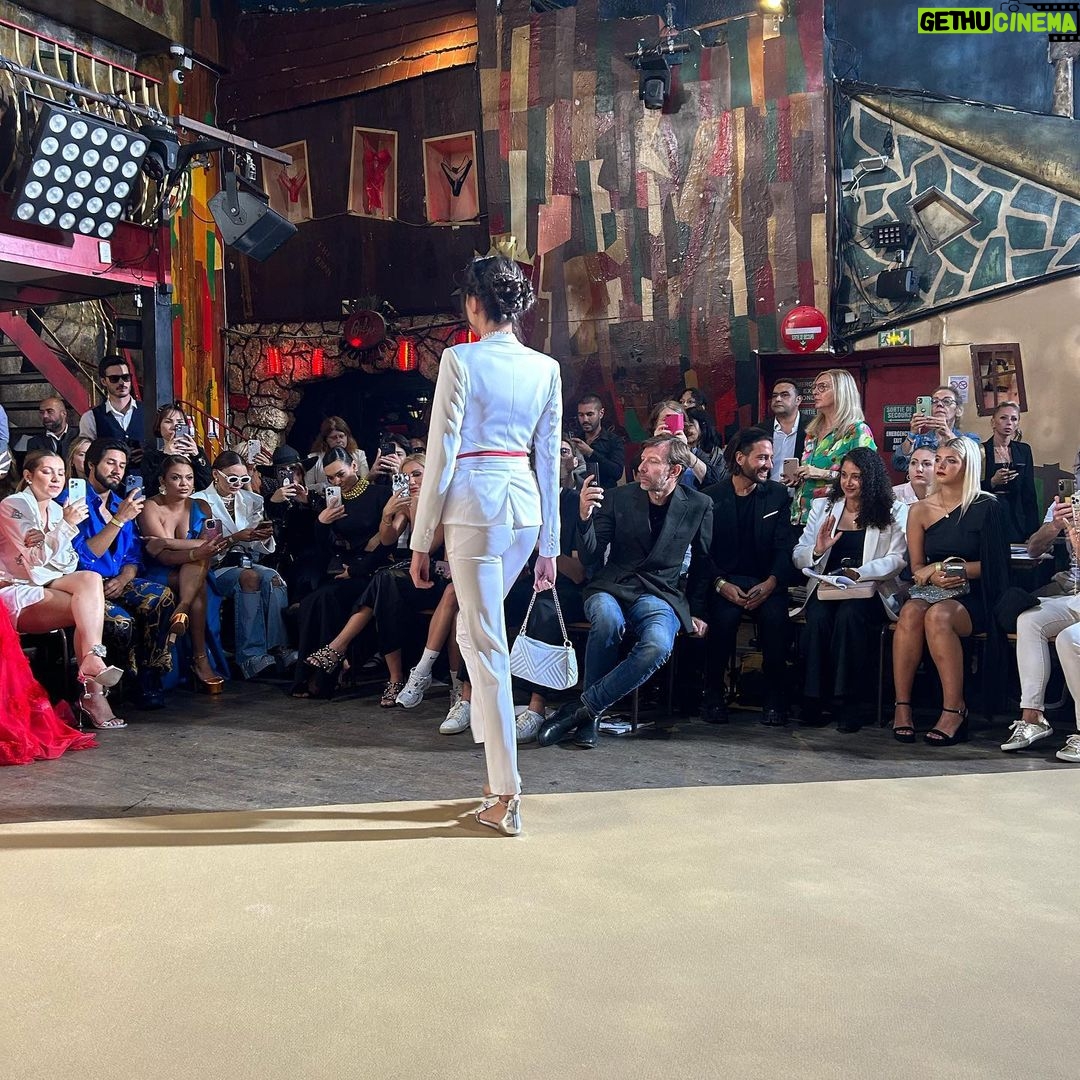 Fabienne Carat Instagram - #fashionweek un défilé haut en couleur 🖤❤️💛🤍 accompagnée de @carole_carat et retrouvailles… #robedesoiree #milleetunenuit #amitiés #rechercheappartementoumaison #simoncoleman #plusbellelavie #sectionderecherches #tendence #fashion #christopheguillarme #dress Dressed by @christopheguillarme @purepeople @bestimage_agency Le balajo