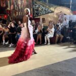 Fabienne Carat Instagram - #fashionweek un défilé haut en couleur 🖤❤️💛🤍 accompagnée de @carole_carat et retrouvailles… #robedesoiree #milleetunenuit #amitiés #rechercheappartementoumaison #simoncoleman #plusbellelavie #sectionderecherches #tendence #fashion #christopheguillarme #dress Dressed by @christopheguillarme @purepeople @bestimage_agency Le balajo
