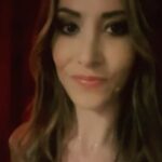 Fabienne Carat Instagram - Bon ben voilà on la fait !!! Merci merci merci à vous qui êtes venus nous voir ces 2 soirées dans cette salle presque intime et pleine de charme nichée au cœur des remparts et au creux de La Chapelle 💒 Merci à toute cette équipe si généreuse et pleine d’amour @gregorycometti @mareypascal Nathalie Sébastien ... J’étais complètement aphone toute la journée avant la deuxième représentation, aucun son ne sortait de ma bouche, aucun jusqu’à 30 minutes avant de monter sur scène … Médecin, cortisone, sirop, spray, pastilles, huiles essentielles… en vain … Alors gratitude à mes anges qui ont prié pour moi 🙏💘 Merci #soeurcatherine @le.coeur.des.anges @andregoyetche64 @alain_____a @delahaye_bruno @catherineveauche @_leodeux Message du jour à l’église de Saint-Galmier (avant de repartir, je suis allée remercier… et offrir mon aide pour répandre de l’amour et je choisis un petit papier dans une corbeille) : « C’est vous qui êtes mes témoins, vous êtes le serviteur que je me suis choisi » … 🤍🤍🤍😇🙏 #liberté #lameilleurearmeestlamour #elleaimelespapillons Merci @karopapillon pour ce sublime sac en jean 👖#sacdetournée #entournée #musique #onewomanshow #spectacle #pianovoix #guitarevoix LE KFT