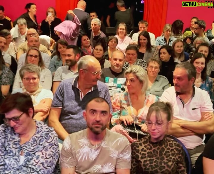 Fabienne Carat Instagram - Bon ben voilà on la fait !!! Merci merci merci à vous qui êtes venus nous voir ces 2 soirées dans cette salle presque intime et pleine de charme nichée au cœur des remparts et au creux de La Chapelle 💒 Merci à toute cette équipe si généreuse et pleine d’amour @gregorycometti @mareypascal Nathalie Sébastien ... J’étais complètement aphone toute la journée avant la deuxième représentation, aucun son ne sortait de ma bouche, aucun jusqu’à 30 minutes avant de monter sur scène … Médecin, cortisone, sirop, spray, pastilles, huiles essentielles… en vain … Alors gratitude à mes anges qui ont prié pour moi 🙏💘 Merci #soeurcatherine @le.coeur.des.anges @andregoyetche64 @alain_____a @delahaye_bruno @catherineveauche @_leodeux Message du jour à l’église de Saint-Galmier (avant de repartir, je suis allée remercier… et offrir mon aide pour répandre de l’amour et je choisis un petit papier dans une corbeille) : « C’est vous qui êtes mes témoins, vous êtes le serviteur que je me suis choisi » … 🤍🤍🤍😇🙏 #liberté #lameilleurearmeestlamour #elleaimelespapillons Merci @karopapillon pour ce sublime sac en jean 👖#sacdetournée #entournée #musique #onewomanshow #spectacle #pianovoix #guitarevoix LE KFT