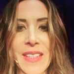 Fabienne Carat Instagram - Bon ben voilà on la fait !!! Merci merci merci à vous qui êtes venus nous voir ces 2 soirées dans cette salle presque intime et pleine de charme nichée au cœur des remparts et au creux de La Chapelle 💒 Merci à toute cette équipe si généreuse et pleine d’amour @gregorycometti @mareypascal Nathalie Sébastien ... J’étais complètement aphone toute la journée avant la deuxième représentation, aucun son ne sortait de ma bouche, aucun jusqu’à 30 minutes avant de monter sur scène … Médecin, cortisone, sirop, spray, pastilles, huiles essentielles… en vain … Alors gratitude à mes anges qui ont prié pour moi 🙏💘 Merci #soeurcatherine @le.coeur.des.anges @andregoyetche64 @alain_____a @delahaye_bruno @catherineveauche @_leodeux Message du jour à l’église de Saint-Galmier (avant de repartir, je suis allée remercier… et offrir mon aide pour répandre de l’amour et je choisis un petit papier dans une corbeille) : « C’est vous qui êtes mes témoins, vous êtes le serviteur que je me suis choisi » … 🤍🤍🤍😇🙏 #liberté #lameilleurearmeestlamour #elleaimelespapillons Merci @karopapillon pour ce sublime sac en jean 👖#sacdetournée #entournée #musique #onewomanshow #spectacle #pianovoix #guitarevoix LE KFT
