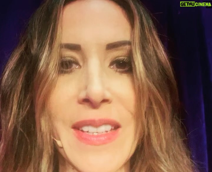Fabienne Carat Instagram - Bon ben voilà on la fait !!! Merci merci merci à vous qui êtes venus nous voir ces 2 soirées dans cette salle presque intime et pleine de charme nichée au cœur des remparts et au creux de La Chapelle 💒 Merci à toute cette équipe si généreuse et pleine d’amour @gregorycometti @mareypascal Nathalie Sébastien ... J’étais complètement aphone toute la journée avant la deuxième représentation, aucun son ne sortait de ma bouche, aucun jusqu’à 30 minutes avant de monter sur scène … Médecin, cortisone, sirop, spray, pastilles, huiles essentielles… en vain … Alors gratitude à mes anges qui ont prié pour moi 🙏💘 Merci #soeurcatherine @le.coeur.des.anges @andregoyetche64 @alain_____a @delahaye_bruno @catherineveauche @_leodeux Message du jour à l’église de Saint-Galmier (avant de repartir, je suis allée remercier… et offrir mon aide pour répandre de l’amour et je choisis un petit papier dans une corbeille) : « C’est vous qui êtes mes témoins, vous êtes le serviteur que je me suis choisi » … 🤍🤍🤍😇🙏 #liberté #lameilleurearmeestlamour #elleaimelespapillons Merci @karopapillon pour ce sublime sac en jean 👖#sacdetournée #entournée #musique #onewomanshow #spectacle #pianovoix #guitarevoix LE KFT