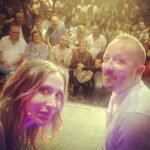 Fabienne Carat Instagram - Bon ben voilà on la fait !!! Merci merci merci à vous qui êtes venus nous voir ces 2 soirées dans cette salle presque intime et pleine de charme nichée au cœur des remparts et au creux de La Chapelle 💒 Merci à toute cette équipe si généreuse et pleine d’amour @gregorycometti @mareypascal Nathalie Sébastien ... J’étais complètement aphone toute la journée avant la deuxième représentation, aucun son ne sortait de ma bouche, aucun jusqu’à 30 minutes avant de monter sur scène … Médecin, cortisone, sirop, spray, pastilles, huiles essentielles… en vain … Alors gratitude à mes anges qui ont prié pour moi 🙏💘 Merci #soeurcatherine @le.coeur.des.anges @andregoyetche64 @alain_____a @delahaye_bruno @catherineveauche @_leodeux Message du jour à l’église de Saint-Galmier (avant de repartir, je suis allée remercier… et offrir mon aide pour répandre de l’amour et je choisis un petit papier dans une corbeille) : « C’est vous qui êtes mes témoins, vous êtes le serviteur que je me suis choisi » … 🤍🤍🤍😇🙏 #liberté #lameilleurearmeestlamour #elleaimelespapillons Merci @karopapillon pour ce sublime sac en jean 👖#sacdetournée #entournée #musique #onewomanshow #spectacle #pianovoix #guitarevoix LE KFT