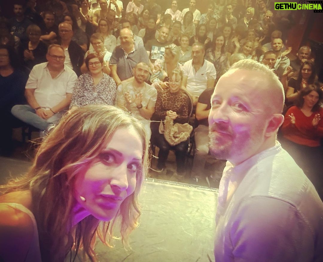 Fabienne Carat Instagram - Bon ben voilà on la fait !!! Merci merci merci à vous qui êtes venus nous voir ces 2 soirées dans cette salle presque intime et pleine de charme nichée au cœur des remparts et au creux de La Chapelle 💒 Merci à toute cette équipe si généreuse et pleine d’amour @gregorycometti @mareypascal Nathalie Sébastien ... J’étais complètement aphone toute la journée avant la deuxième représentation, aucun son ne sortait de ma bouche, aucun jusqu’à 30 minutes avant de monter sur scène … Médecin, cortisone, sirop, spray, pastilles, huiles essentielles… en vain … Alors gratitude à mes anges qui ont prié pour moi 🙏💘 Merci #soeurcatherine @le.coeur.des.anges @andregoyetche64 @alain_____a @delahaye_bruno @catherineveauche @_leodeux Message du jour à l’église de Saint-Galmier (avant de repartir, je suis allée remercier… et offrir mon aide pour répandre de l’amour et je choisis un petit papier dans une corbeille) : « C’est vous qui êtes mes témoins, vous êtes le serviteur que je me suis choisi » … 🤍🤍🤍😇🙏 #liberté #lameilleurearmeestlamour #elleaimelespapillons Merci @karopapillon pour ce sublime sac en jean 👖#sacdetournée #entournée #musique #onewomanshow #spectacle #pianovoix #guitarevoix LE KFT