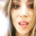Fabienne Carat Instagram - Bon ben voilà on la fait !!! Merci merci merci à vous qui êtes venus nous voir ces 2 soirées dans cette salle presque intime et pleine de charme nichée au cœur des remparts et au creux de La Chapelle 💒 Merci à toute cette équipe si généreuse et pleine d’amour @gregorycometti @mareypascal Nathalie Sébastien ... J’étais complètement aphone toute la journée avant la deuxième représentation, aucun son ne sortait de ma bouche, aucun jusqu’à 30 minutes avant de monter sur scène … Médecin, cortisone, sirop, spray, pastilles, huiles essentielles… en vain … Alors gratitude à mes anges qui ont prié pour moi 🙏💘 Merci #soeurcatherine @le.coeur.des.anges @andregoyetche64 @alain_____a @delahaye_bruno @catherineveauche @_leodeux Message du jour à l’église de Saint-Galmier (avant de repartir, je suis allée remercier… et offrir mon aide pour répandre de l’amour et je choisis un petit papier dans une corbeille) : « C’est vous qui êtes mes témoins, vous êtes le serviteur que je me suis choisi » … 🤍🤍🤍😇🙏 #liberté #lameilleurearmeestlamour #elleaimelespapillons Merci @karopapillon pour ce sublime sac en jean 👖#sacdetournée #entournée #musique #onewomanshow #spectacle #pianovoix #guitarevoix LE KFT