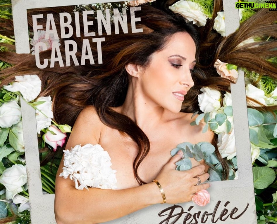 Fabienne Carat Instagram - Bon ben voilà on la fait !!! Merci merci merci à vous qui êtes venus nous voir ces 2 soirées dans cette salle presque intime et pleine de charme nichée au cœur des remparts et au creux de La Chapelle 💒 Merci à toute cette équipe si généreuse et pleine d’amour @gregorycometti @mareypascal Nathalie Sébastien ... J’étais complètement aphone toute la journée avant la deuxième représentation, aucun son ne sortait de ma bouche, aucun jusqu’à 30 minutes avant de monter sur scène … Médecin, cortisone, sirop, spray, pastilles, huiles essentielles… en vain … Alors gratitude à mes anges qui ont prié pour moi 🙏💘 Merci #soeurcatherine @le.coeur.des.anges @andregoyetche64 @alain_____a @delahaye_bruno @catherineveauche @_leodeux Message du jour à l’église de Saint-Galmier (avant de repartir, je suis allée remercier… et offrir mon aide pour répandre de l’amour et je choisis un petit papier dans une corbeille) : « C’est vous qui êtes mes témoins, vous êtes le serviteur que je me suis choisi » … 🤍🤍🤍😇🙏 #liberté #lameilleurearmeestlamour #elleaimelespapillons Merci @karopapillon pour ce sublime sac en jean 👖#sacdetournée #entournée #musique #onewomanshow #spectacle #pianovoix #guitarevoix LE KFT