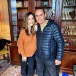 Fabienne Carat Instagram - Fin 2021, j’étais enceinte de 8 mois quand on s’est revu sur le tournage de section de recherches cher Adrien et moins de 2 ans après, je vous raconte tout sur scène les 20 et 21 septembre au @le_kft … OUI je vais vous debriefer ces 5 dernières années … mais en attendant c’est au micro de @francebleuazur #adrienmangano que je vous dis tout #lienenstory #storyalaune France Bleu Azur