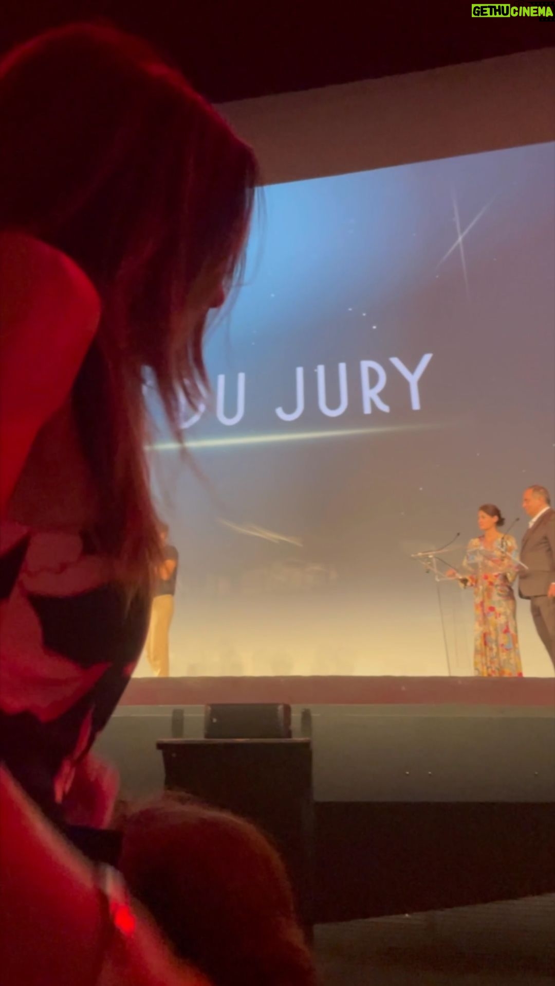 Fabienne Carat Instagram - Un grand merci à tous les membres du jury @alicetaglioni_officiel @elodiefrege @christophe_carriere @vincent_dedienne #hugogelin @michaelcohenofficiel @josephinejapy @jeromeniel @rubenalves09 d’avoir été sensibles et touchés par les messages même subliminaux du film @aelesastresperdus disponible sur YouTube. Nous confions notre planète, ce que nous en avons fait aux enfants, à ces nouvelles âmes à qui nous faisons confiance pour rallumer symboliquement les étoiles dans le ciel par leur présence et leurs futures actions … Un grand bravo à tous les enfants de chaque village @action_enfance , à tous les étudiants de chaque école et merci à tous les éducateurs et membres de la fondation. Merci @reveillonbenoit @maarth_lmt @ecole3is @victorleclerc.p Le Grand Rex Paris