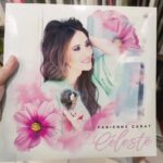 Fabienne Carat Instagram - Un an et demi aujourd’hui, 18 mois… ça y est les mois commencent à devenir des années ça veut bien dire que mon grand bébé devient une grande fille. Je suis si fière et heureuse de t’avoir dans ma vie, dans chacun de mes pas, de partager mes souffles et mes rires avec toi ma Céleste. Je partage ces notes nées sous les doigts de mon ami @bernardmenu et ces mots pour te parler de toi, te parler de nous. Je te murmure mon amour comme une berceuse et j’ai posé quelques images, quelques moments de vie pour inscrire nos souvenirs et les graver sur nos cœurs. Je t’aime mais ça je crois que tu le sais 😘 EXTRAIT DU CLIP DISPONIBLE SUR YOUTUBE - Fabienne Carat Céleste sur FABIENNE CARAT Officiel Compositeur pianiste (disponible sur toutes les plateformes) @menu.bernard Auteur interprète @fabienne_carat Créations graphistes @loicthomasgebert Réalisation clip Fabienne Carat (disponible sur YouTube) PAROLES : Céleste 🧚‍♀️ Tu sais, les papillons qui tombent du ciel Je les ramasserai pour leur donner des ailes Pour qu’ils colorent tes douces nuits d’enfant Et qu’ils maquillent nos insomnies Toutes les étoiles qui filent un peu trop vite Je lèverai le voile pour qu’elles viennent où on habite Elles dessineront tes vœux et tes chemins Comme les flambeaux sur ton destin Tu auras ma main pour t’amener au plus loin J’aurais la tienne quand j’irai moins bien Mon ange, ma vie, ma bataille Mon doux jardin, ma petite canaille Je ferai un château pour t’abriter Un’tapis magique pour t’envoler Je te ferai guerrière, aux yeux de fée Pour toi je serai roc, pour toi je serai louve Quand on dort toutes les deux doucement je te couvre Tu as su t’installer, en moi comme une surprise Tu es bien là, d’autres s’enlisent Je te protègerai, de tous les malendrins Mon étoile Céleste moi ton éternel écrin T as un papa d’amour bien sûr des ancêtres La beauté de ton être Tu auras ma main pour t’amener au plus loin J’aurais la tienne quand j’irai moins bien Mon ange, ma vie, ma bataille Mon doux jardin, ma petite canaille Je ferai un château pour t’abriter Un’tapis magique pour t’envoler Je te ferai guerrière, aux yeux de fée Ma petite fée