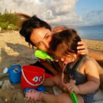 Fabienne Carat Instagram - Aujourd’hui on pense encore un peu plus à notre maman, à toutes les mamans, celles qui font comme elle peuvent, du mieux qu’elle peuvent. L’essentiel il parait est l’amour, l’amour et l’amour… alors tout va bien… Les mères sont des lionnes, des louves, des forteresses. Le 6 juin, Céleste aura 1 an et demi, alors pour elle et pour vous je vous prépare une surprise !!! #keepintouch #fetedesmeres #merefille #maman #fètedesmères