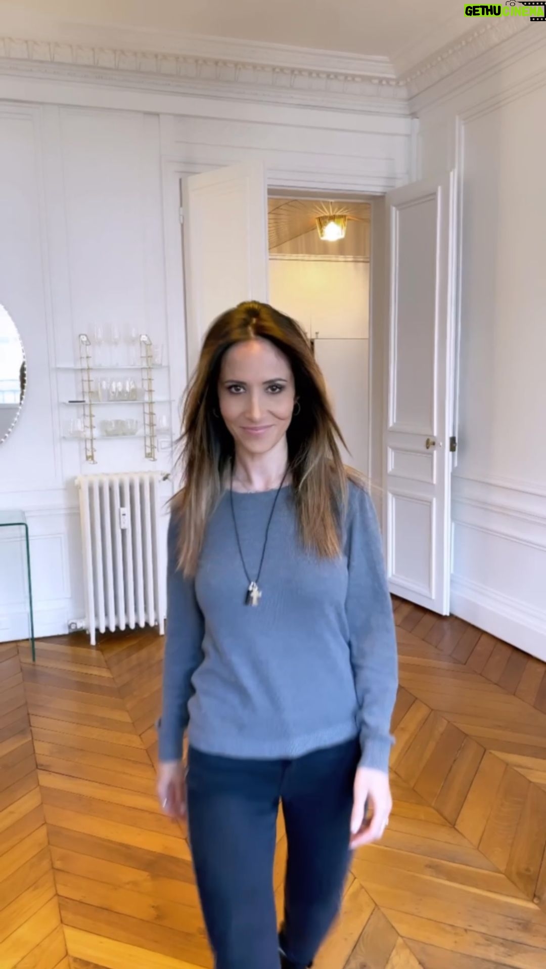 Fabienne Carat Instagram - Se sentir plus légère grâce à un simple lissage, se faciliter la vie, prendre soin de soi … des choses symboliques pour décoller vers de nouvelles aventures 🎬 #prepatournage Et vous quelles sont vos astuces pour vous faciliter la vie ??? Xxx Merci #adriano @ans_brasil @annesoaparis AnS Brasil - cosmétiques capillaires brésiliens