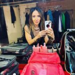Fabienne Carat Instagram - Coulisses #tournage #loge #theatre Quand tu as un tête de décalage horaire 😅🤦🏻‍♀️