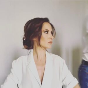 Fabienne Carat Instagram - Et si … et si … et si … ? Que reste-il sans les « si »?, pas grand chose mais peut-être juste l’essentiel ici et maintenant et le reste viendra quand on lui laissera la place ou quand on aura oublié que l’on l’attendait. 

Coiffure @audray_lct