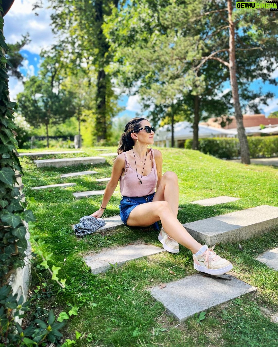 Fabienne Carat Instagram - Prendre le temps de s’émerveiller … de penser, de descendre au fond de soi pour retrouver son enfant intérieur et faire qu’il soit fier de nous … Avez-vous réaliser vos rêves d’enfants ? L’enfant que vous étiez, serait-il fier de ce que vous êtes aujourd’hui ? On a le droit de prendre le temps de se chercher, de se poser des questions pour mieux s’écouter. Parfois c’est plus long que pour d’autres mais c’est peut-être juste que vous êtes exceptionnel. Merci @carole_carat 📸 Paris, France