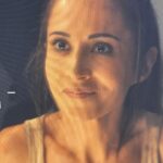 Fabienne Carat Instagram - Il y a des tournages d’aventures qui te font vivre des aventures physiques et aussi sillonner des chemins intérieurs… Merci à cette grande et belle équipe métropolitaine et réunionnaise pour leur accueil, gentillesse et professionnalisme bien sûr. Merci à tous les techniciens qui ont fait un travail de Warriors, aux régisseurs souriants et courageux, à mes partenaires @elisetielrooyoff @xavierdeluc @francksemoninofficiel @elodievarletofficiel @isabellevitari @sitrukolivier … et à ma productrice que j’aime tous d’amour. Merci à toute l’équipe de prod et au HMC magique qui nous ont soutenus indéfectiblement. Merci à tous ceux qui nous ont logés, à la cantine toujours au top et à tous ceux que l’on a croisé pour leurs sourires 🙏❤️ Et merci à @ans_brasil et @maquillagepermanentsamanthaj pour le lissage et les sourcils 🙏🙏 ça nous a tellement facilité la vie 💘👏 Ile De La Reunion