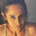 Fabienne Carat Instagram - Il y a des tournages d’aventures qui te font vivre des aventures physiques et aussi sillonner des chemins intérieurs… Merci à cette grande et belle équipe métropolitaine et réunionnaise pour leur accueil, gentillesse et professionnalisme bien sûr. Merci à tous les techniciens qui ont fait un travail de Warriors, aux régisseurs souriants et courageux, à mes partenaires @elisetielrooyoff @xavierdeluc @francksemoninofficiel @elodievarletofficiel @isabellevitari @sitrukolivier … et à ma productrice que j’aime tous d’amour. Merci à toute l’équipe de prod et au HMC magique qui nous ont soutenus indéfectiblement. Merci à tous ceux qui nous ont logés, à la cantine toujours au top et à tous ceux que l’on a croisé pour leurs sourires 🙏❤️ Et merci à @ans_brasil et @maquillagepermanentsamanthaj pour le lissage et les sourcils 🙏🙏 ça nous a tellement facilité la vie 💘👏 Ile De La Reunion